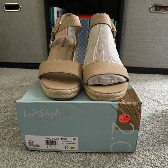 Elegant Beige Wedge Sandals - Picture 4 of 13